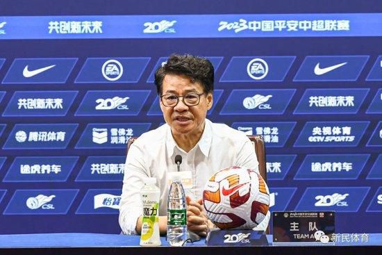 军营重地，好多地方闲杂人等是不能随便进的，所以，她乖乖的跟在骆风棠身后，一路朝着伙房的方向走去。